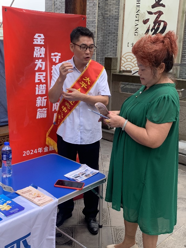 图片包含 人, 站, 桌子, 男人描述已自动生成