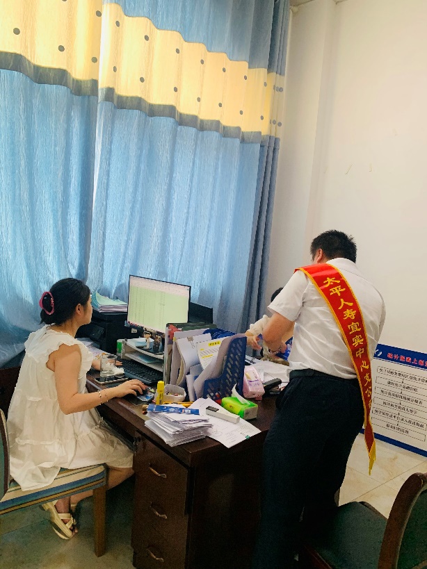 图片包含 室内, 人, 桌子, 男人描述已自动生成