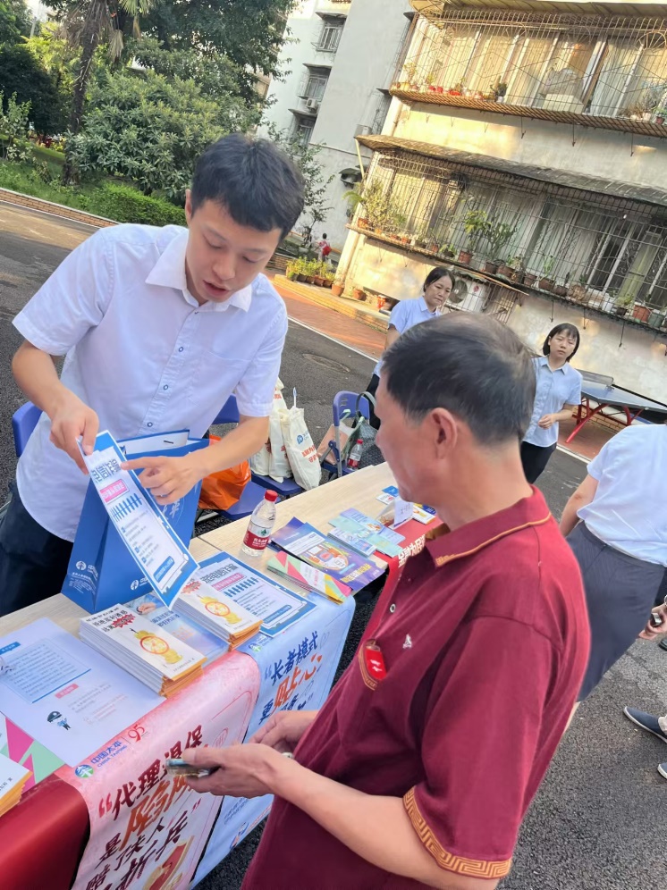 图片包含 男人, 男孩, 游戏机, 桌子描述已自动生成