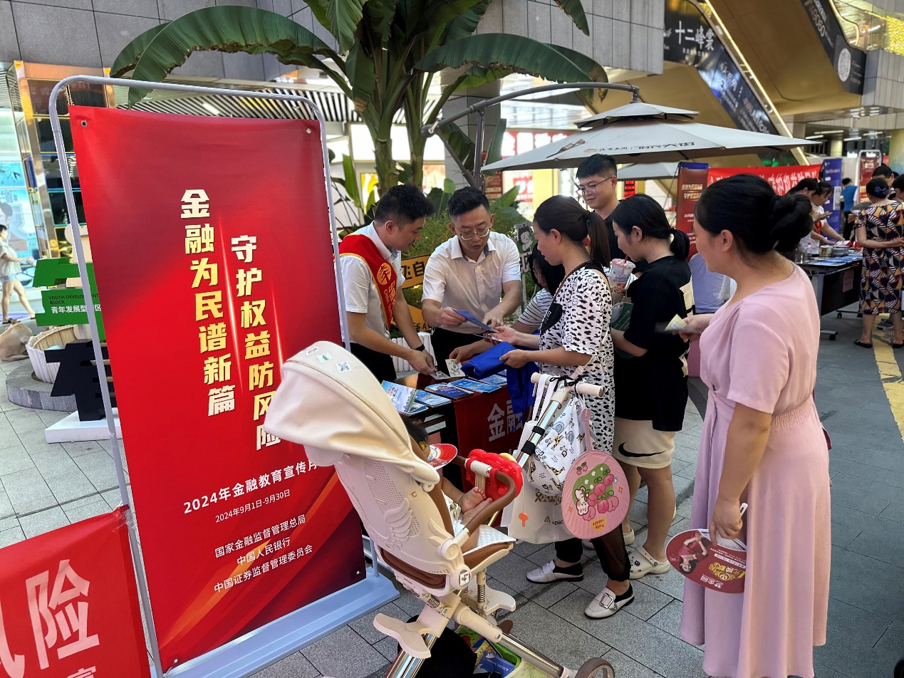 商店门口和行人描述已自动生成
