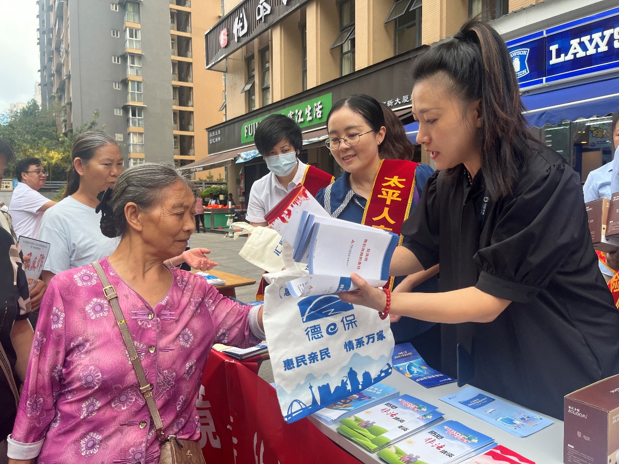 图片包含 人, 桌子, 男人, 女人描述已自动生成