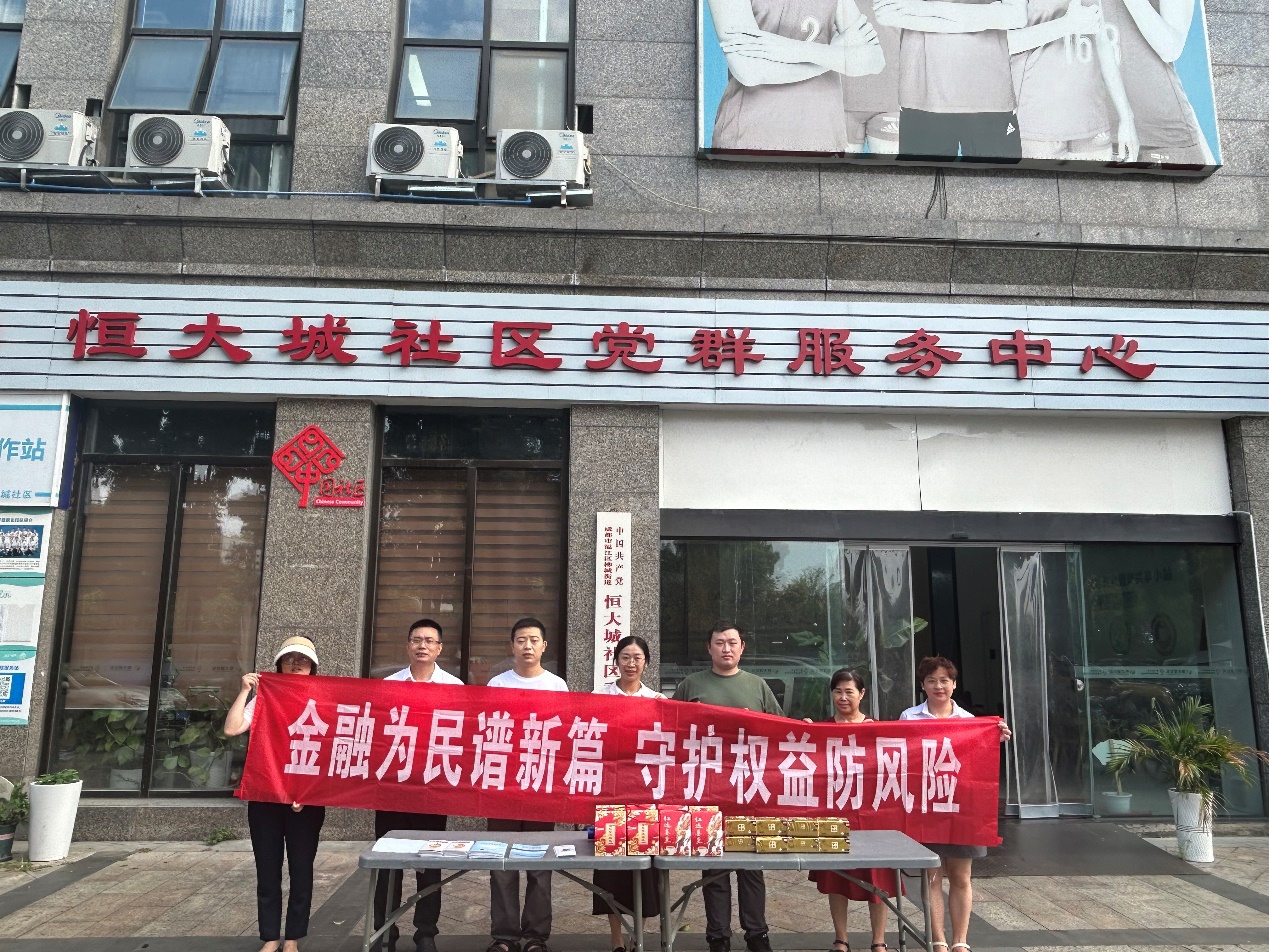 街道上有店铺的标志红色背景白色的字描述已自动生成