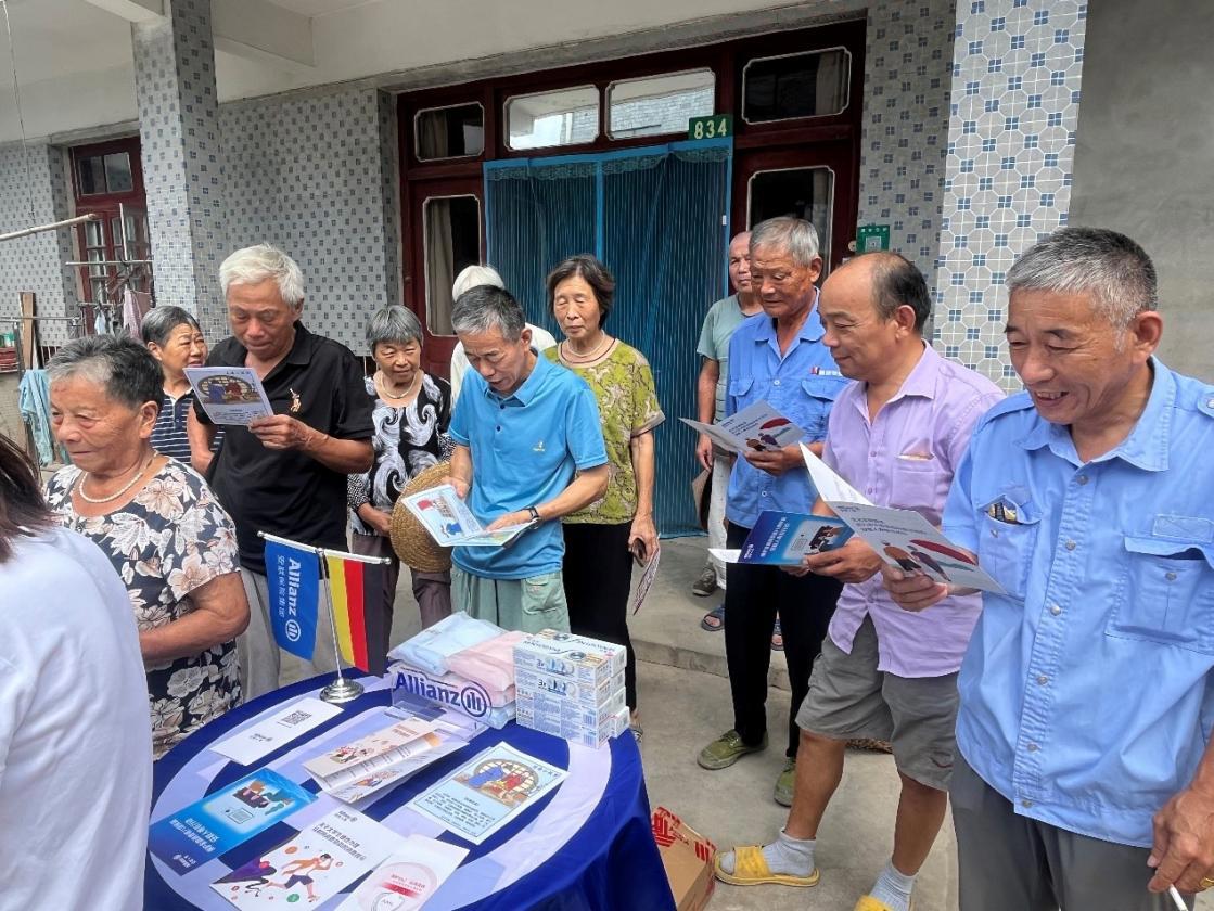 安联人寿上海分公司开展农村反诈防骗宣传