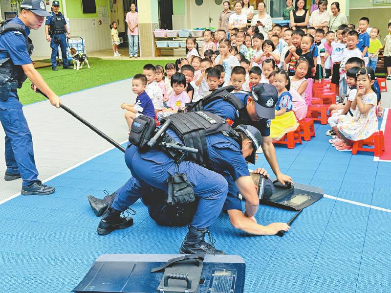 撸警犬 看警械 过足“特警瘾”