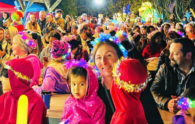 Borrowing lanterns to go out to sea and tell Chinese stories with Zigong acrobatics_Sichuan Online