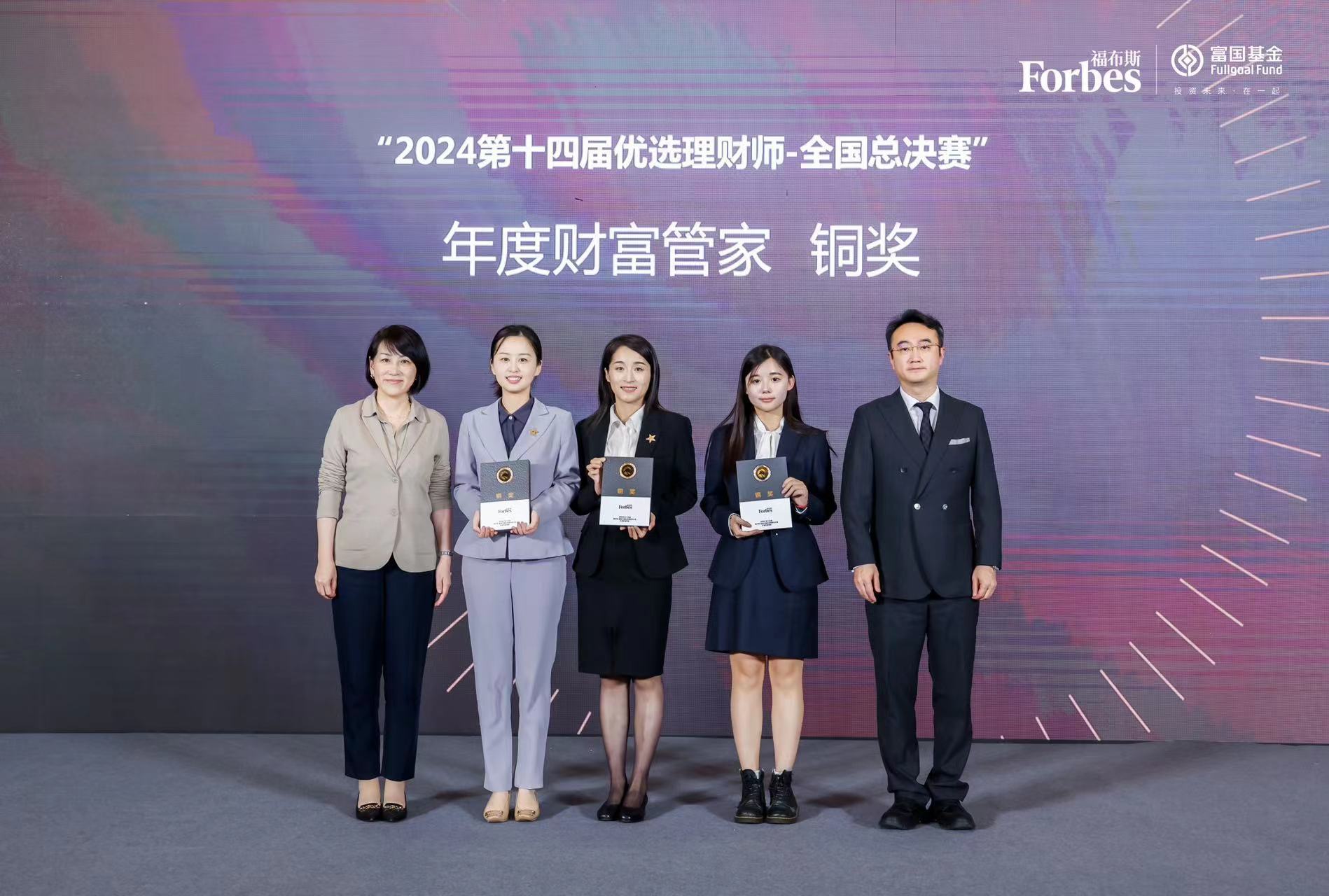 一群男人和女人站在一起描述已自动生成