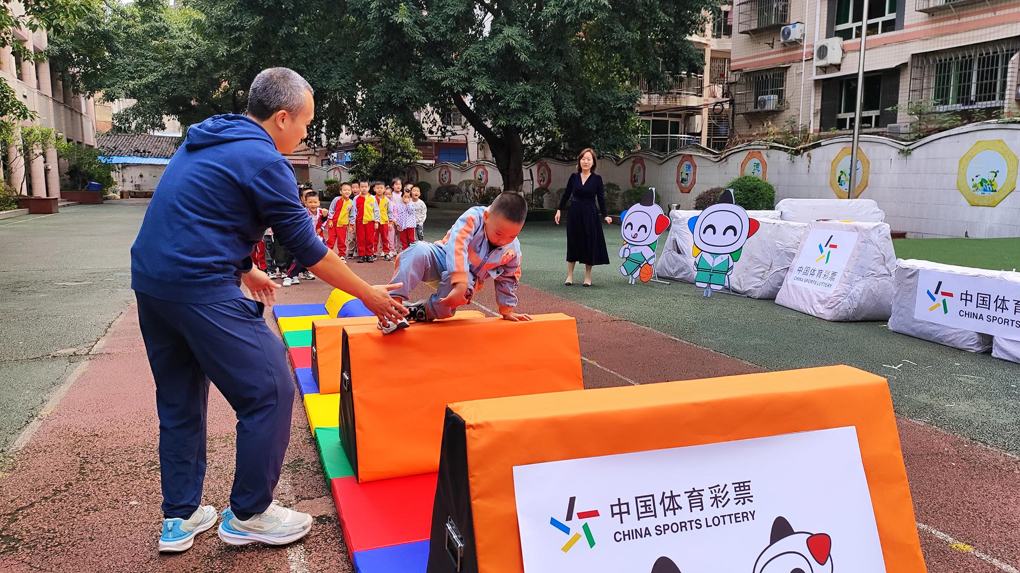 Paying attention to the healthy growth of young people, public welfare sports lottery happy playground helps physical education teaching in various places_Sichuan Online