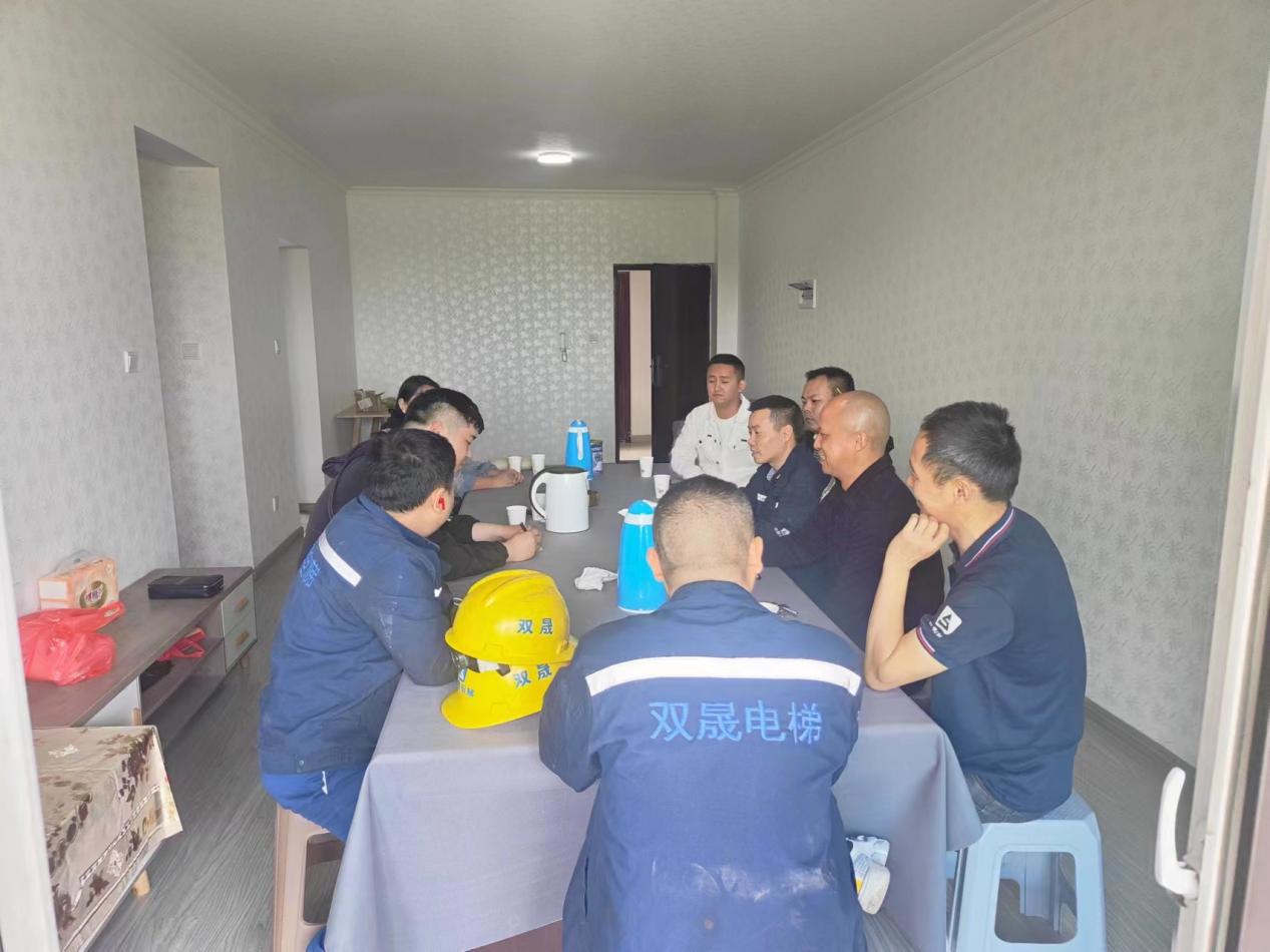 直销业务部与新兴业务部董老师一同走访区内合作电梯维保公司为提升理赔时效规范理赔凭证及资料作进一步讲解指导 (2)