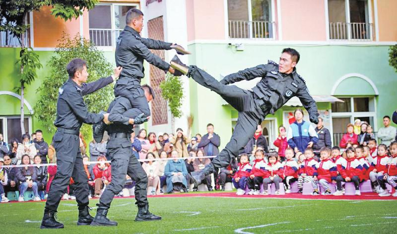 特巡警进校园 共绘平安画卷