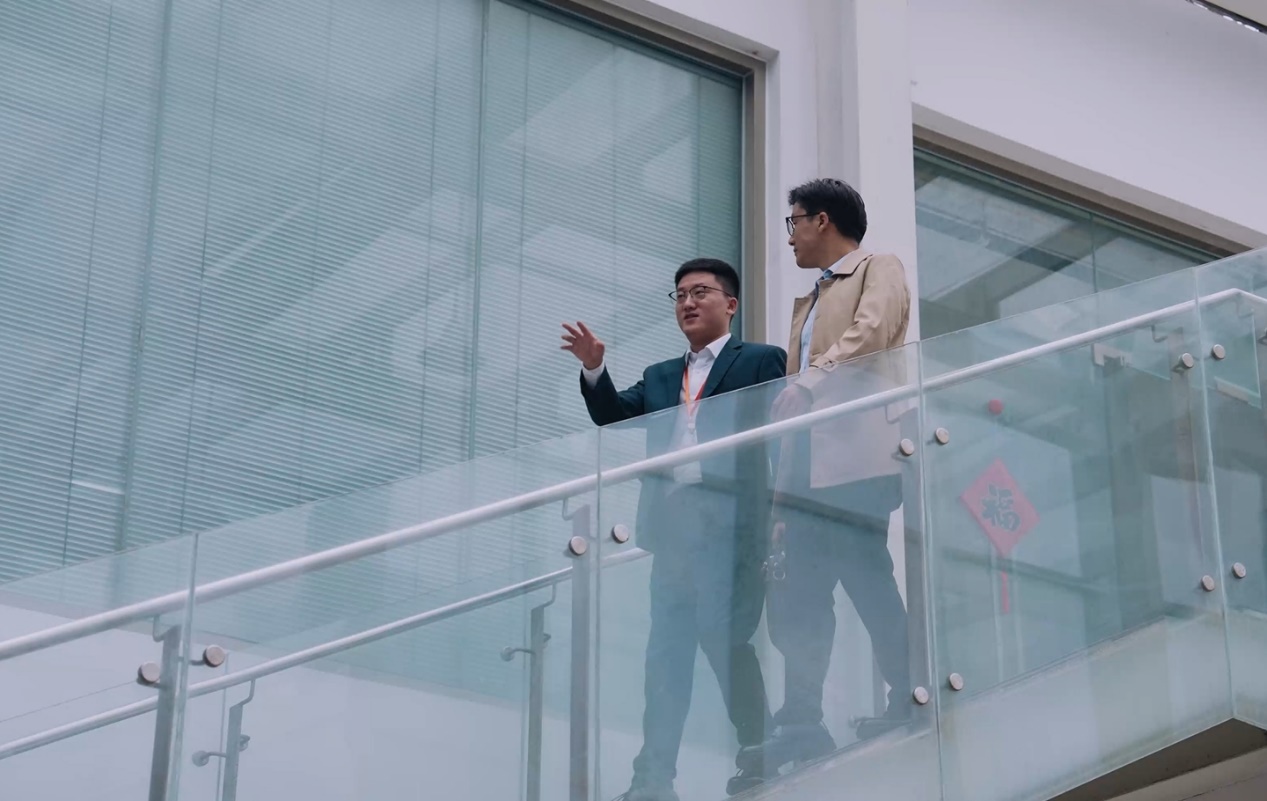 图片包含 窗户, 建筑, 男人, 站描述已自动生成