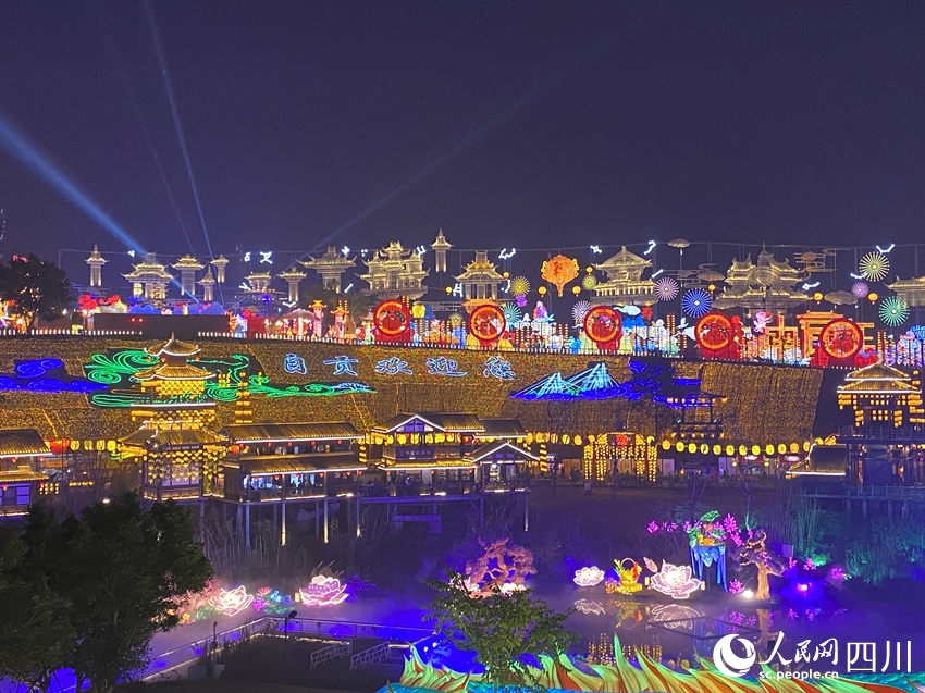 第30届自贡国际恐龙灯会现场。人民网 王凡摄