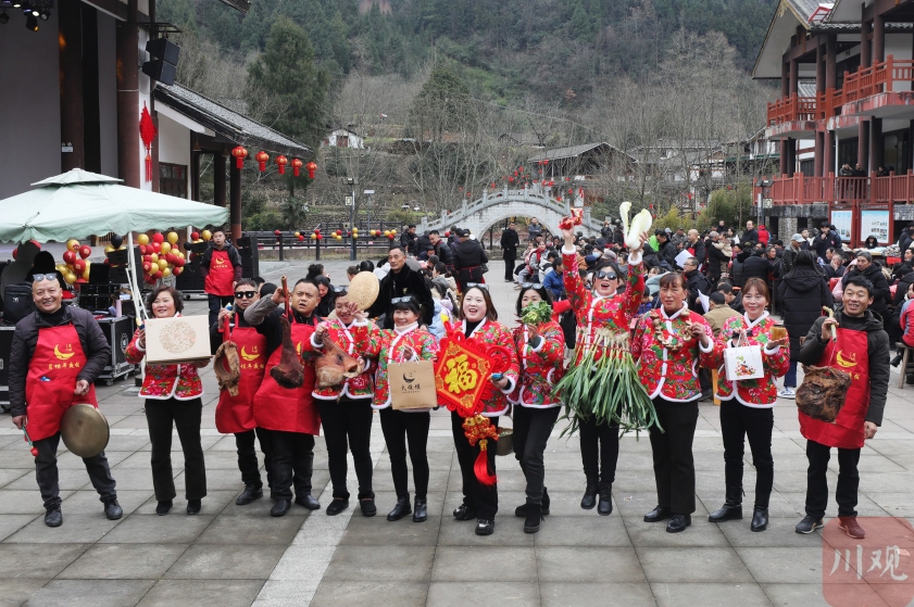 “村晚”上拿到18万集体经济分红，广元利州月坝的村民笑嘻了