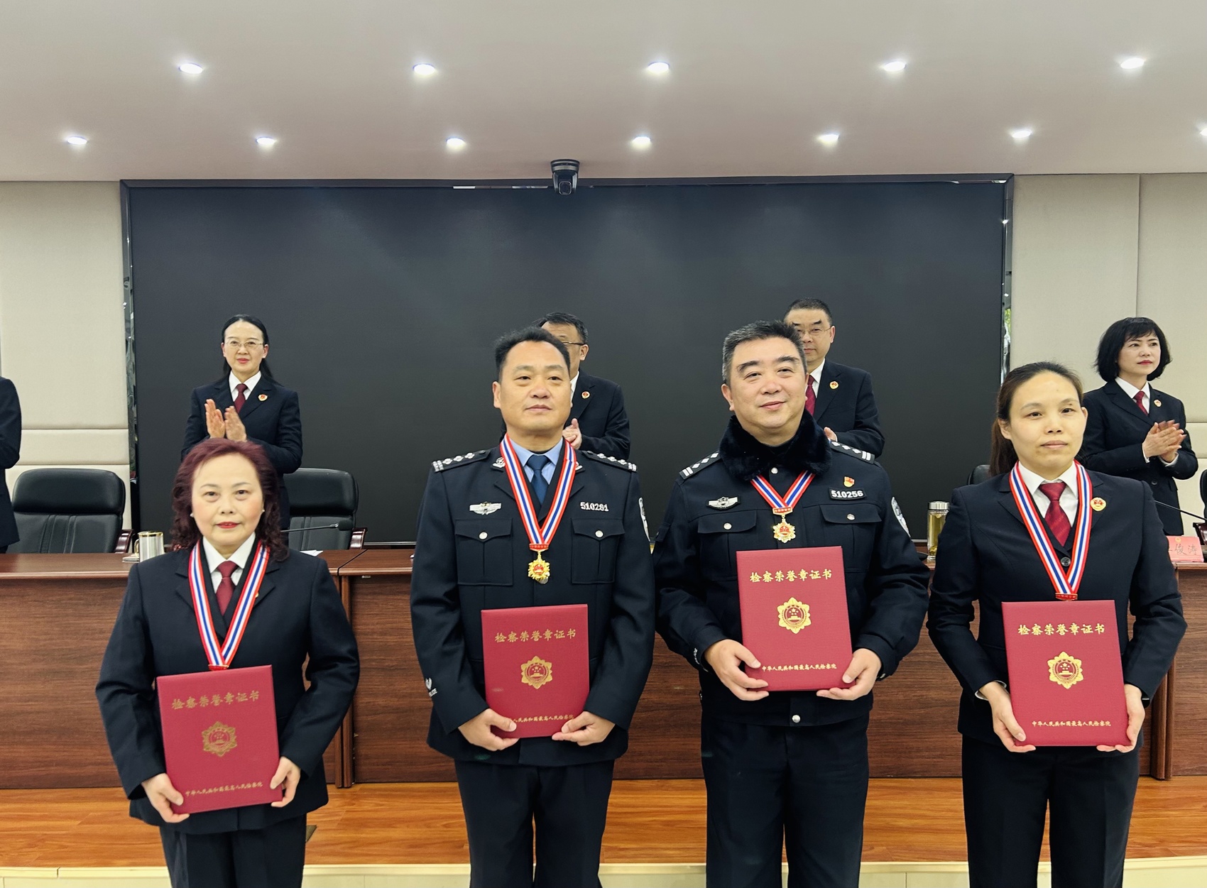 全省,全市政法工作会议精神和全国,全省检察长会议精神;自贡市中院