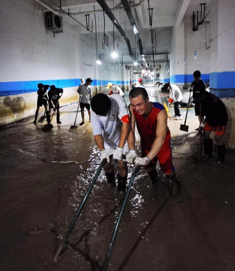 工商银行泸州分行学习雷锋好榜样金融为民勇担当