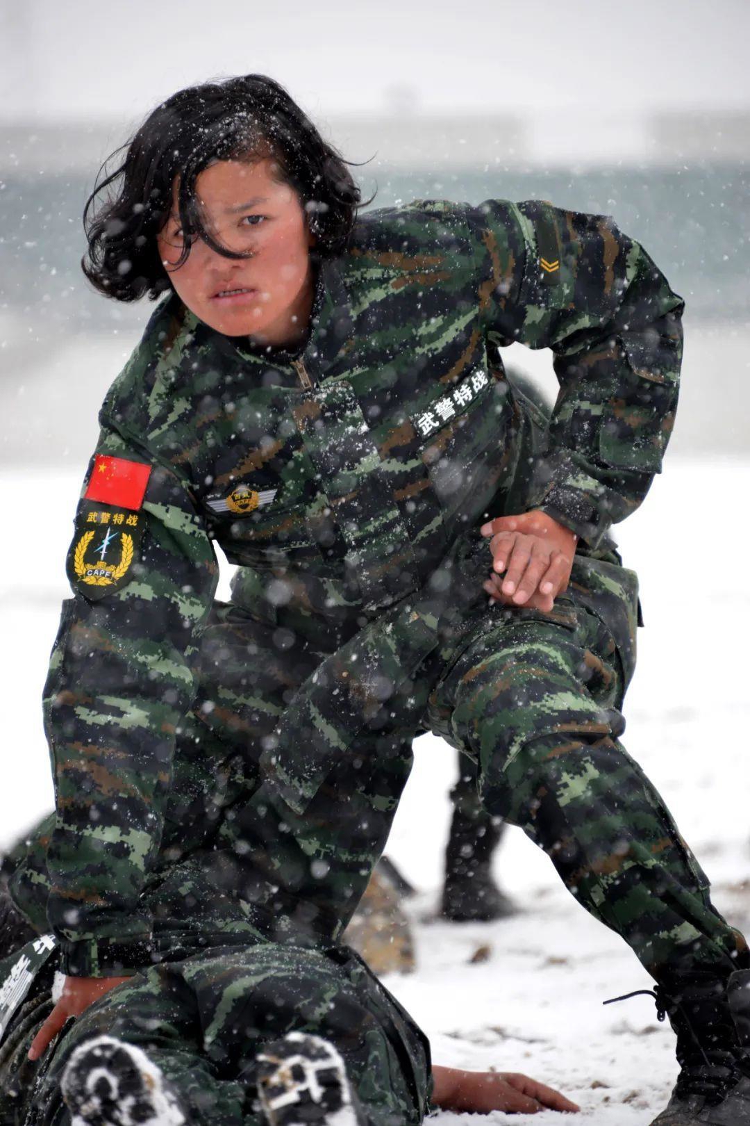 她唯有拼命地学习,训练她是以最后一名的差生身份加入的女子特警队