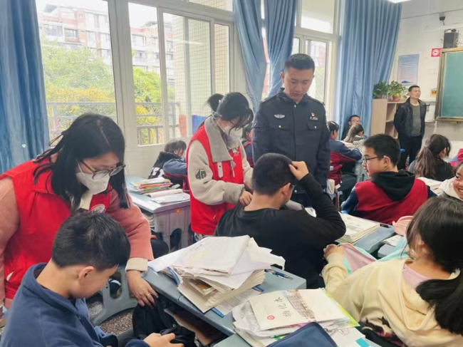 3月19日,峨眉山市胜利街道办事处联合东胜社区警务室走进峨眉二中城东