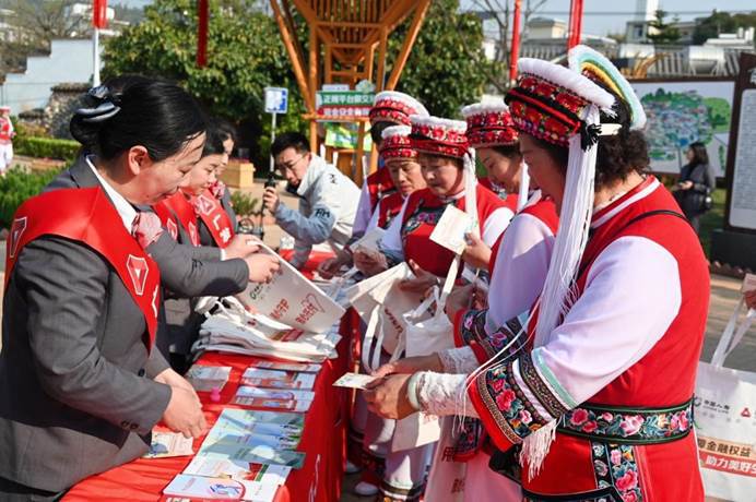 图:广发银行昆明分行到当地白族村开展金融宣传教育