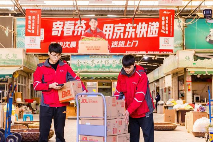 一群人站在商店前描述已自动生成