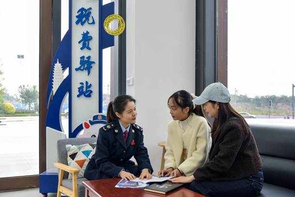 成都税务干部在税费驿站开展宣传辅导活动
