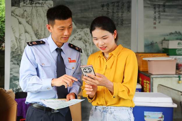 税务干部为纳税人讲解纳税信用相关事项