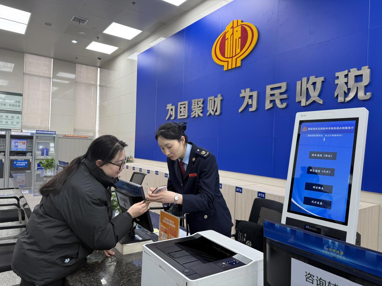 成都彭州税务干部辅导纳税人在手机上操作车购税申报缴纳2