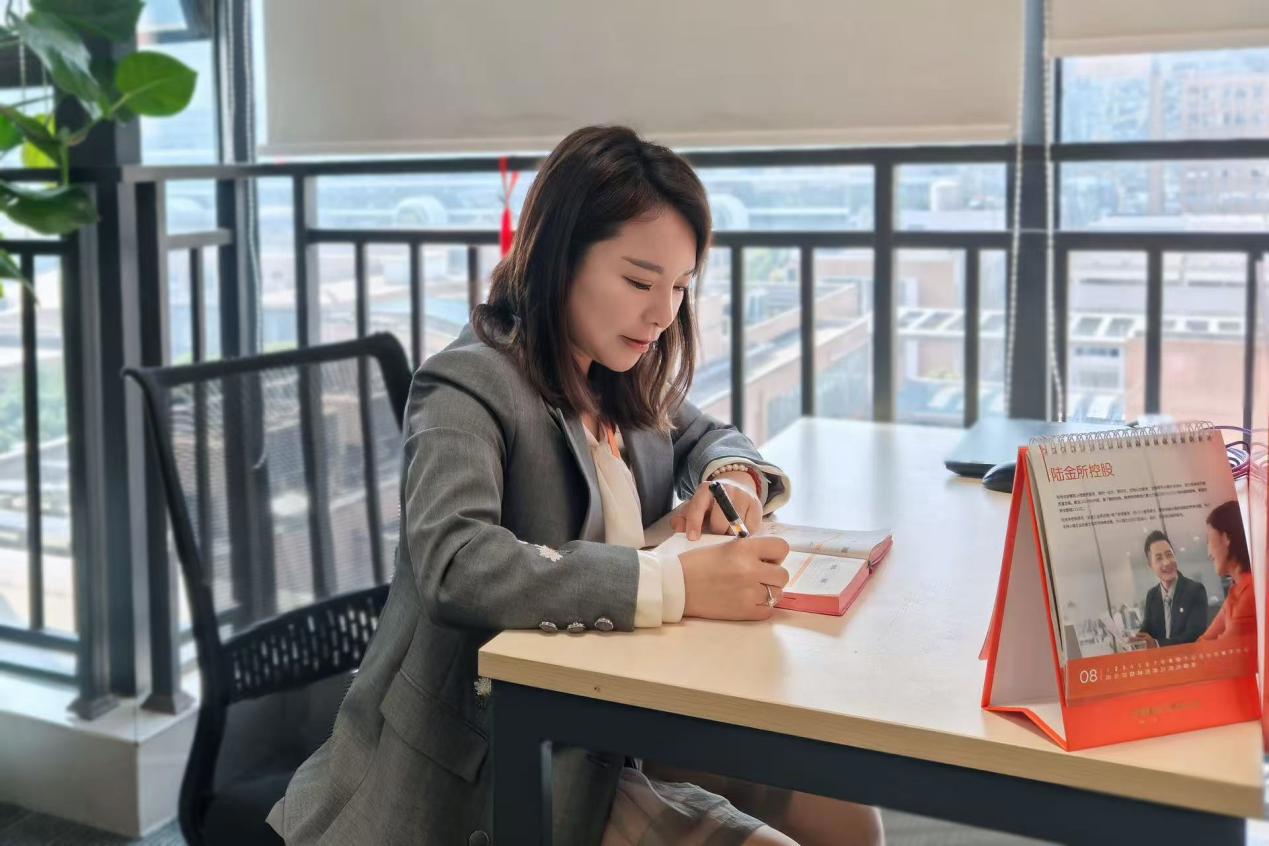 女人坐在桌子前AI 生成的内容可能不正确。