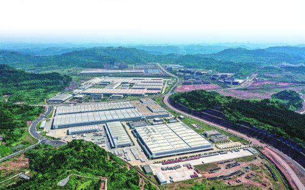 一季度,吉利商用车有限公司产值同比增幅15%以上。图为该公司生产基地。南充市融媒体中心记者梁洪源摄