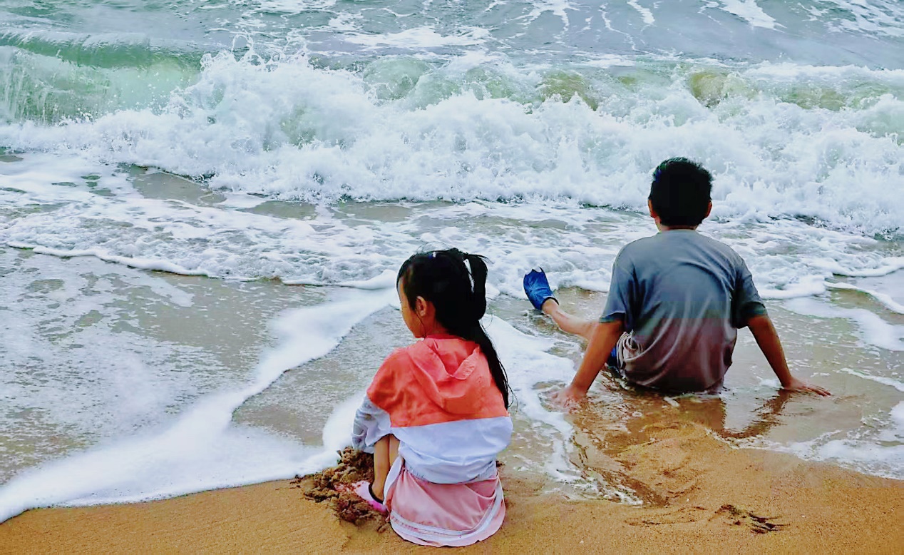 小孩站在水里

AI 生成的内容可能不正确。