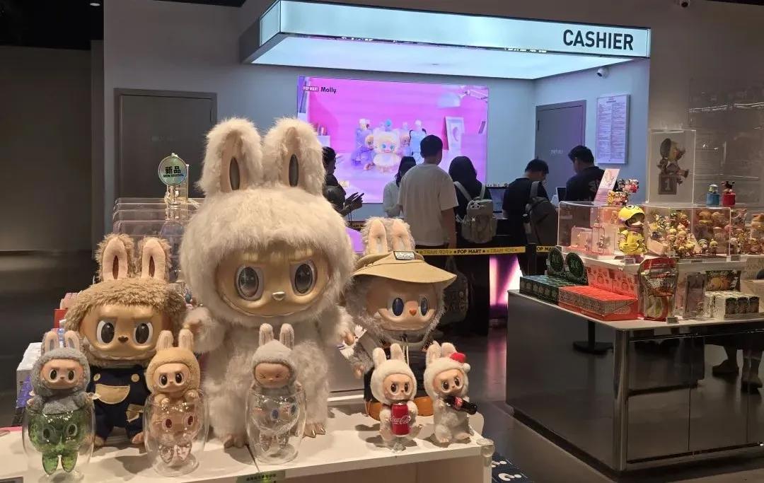 全球抢购！Labubu爆火带动泡泡玛特股价上涨，潮玩品牌竞逐千亿市场