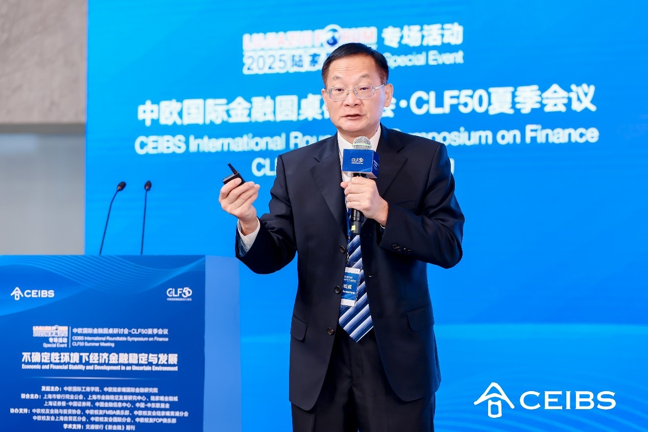 说明: A person in a suit holding a microphoneAI-generated content may be incorrect.