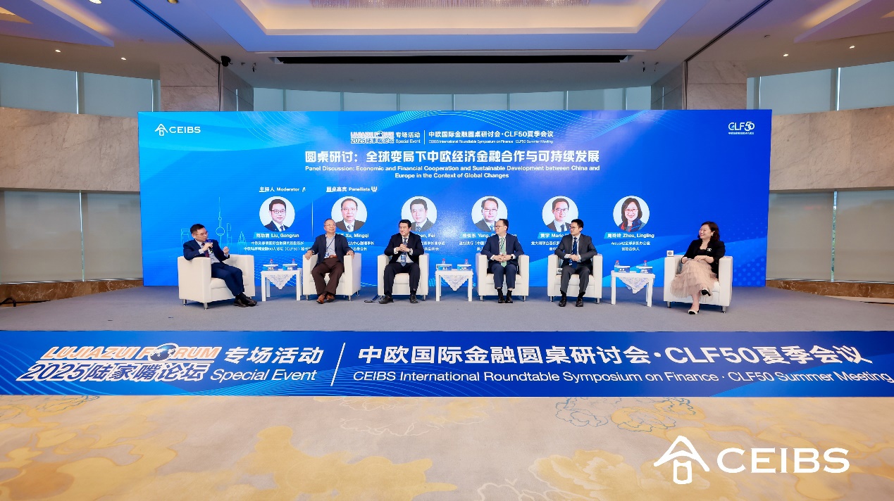 说明: A group of people sitting on chairsAI-generated content may be incorrect.