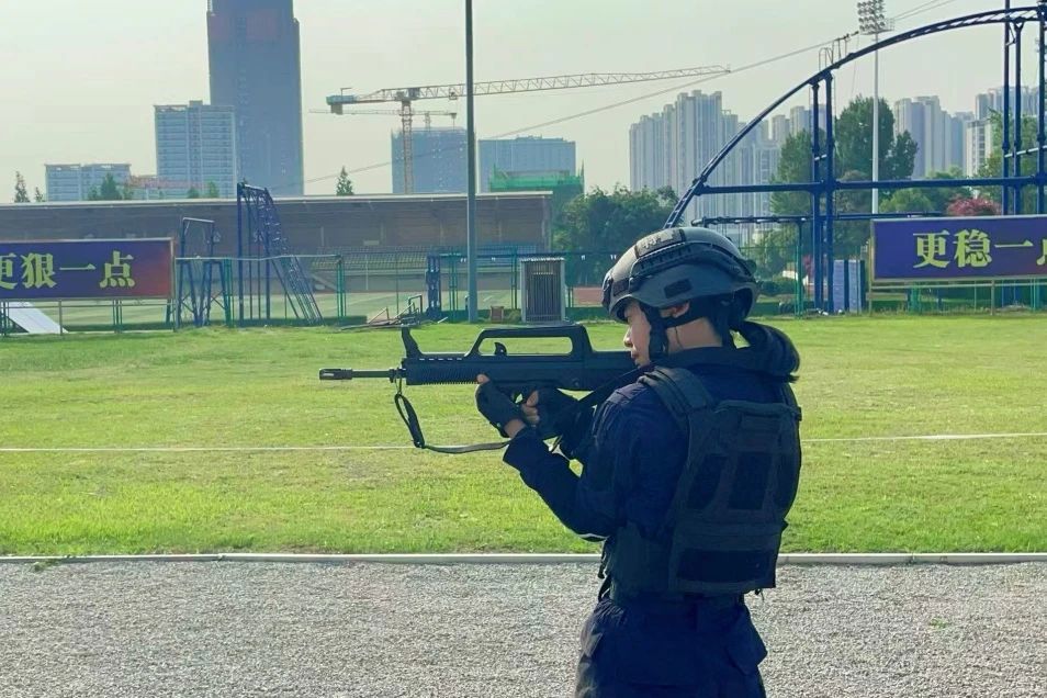 2025年全国公安特警挑战赛举行 达州女特警勇夺冲锋枪射击科目第一名