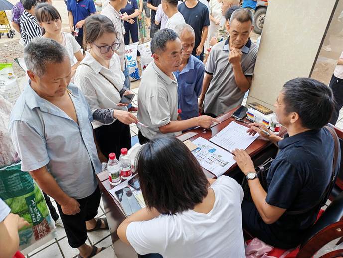 村民现场订购肥料