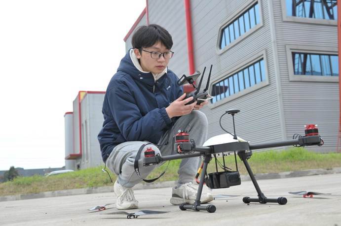 2025年3月,成都雷电鸟科技有限公司的工作人员正在对无人机进行技术测试