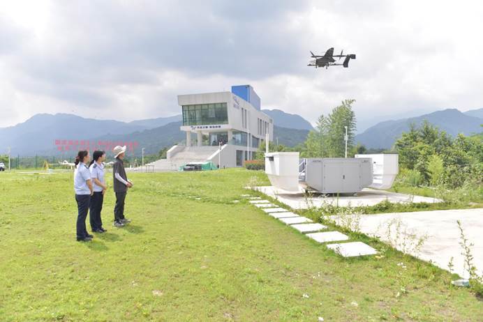 彭州税务干部深入“天空之眼”无人驾驶航空基地,面向无人机企业开展税费优惠政策辅导。