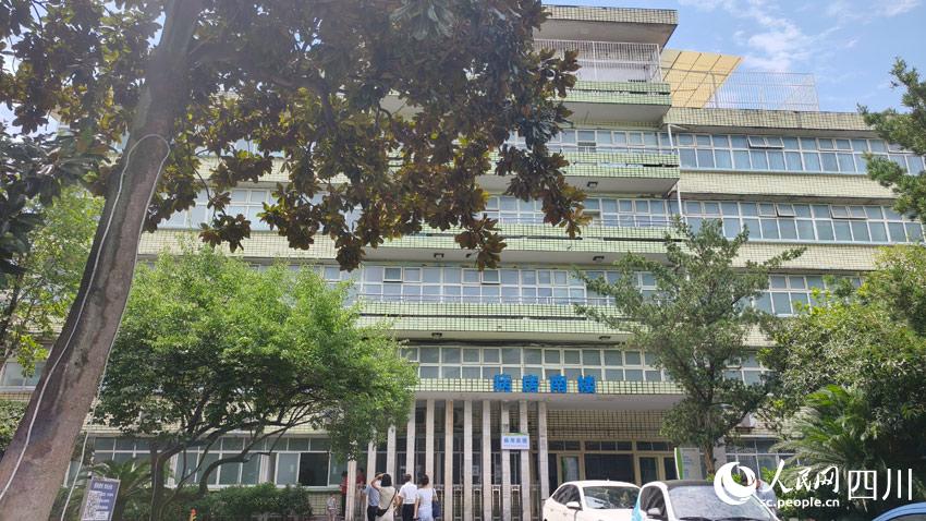 巴中市中心医院病房楼。实习生 唐艺娟摄