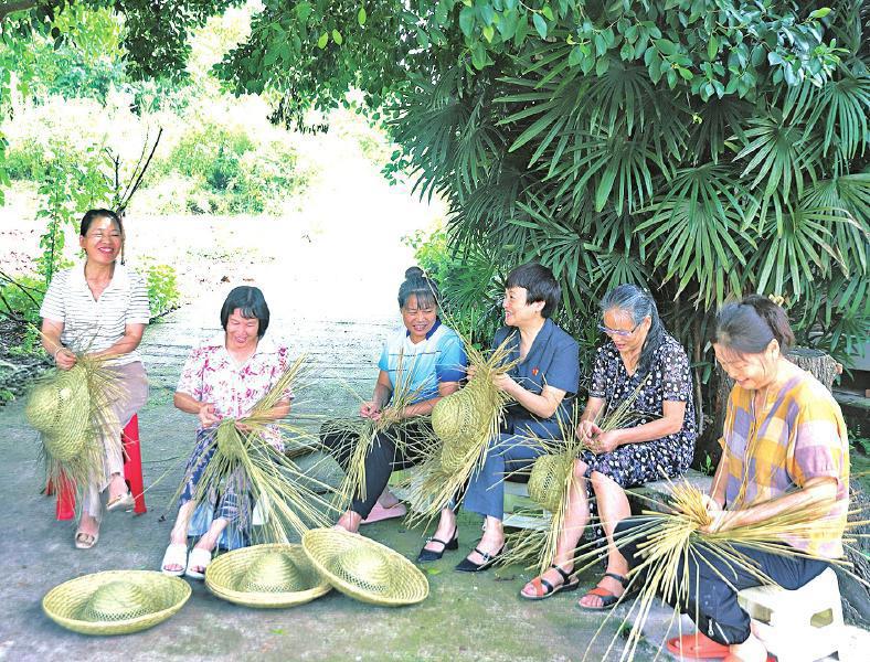 编草编 话家常 全国模范法官进村普法