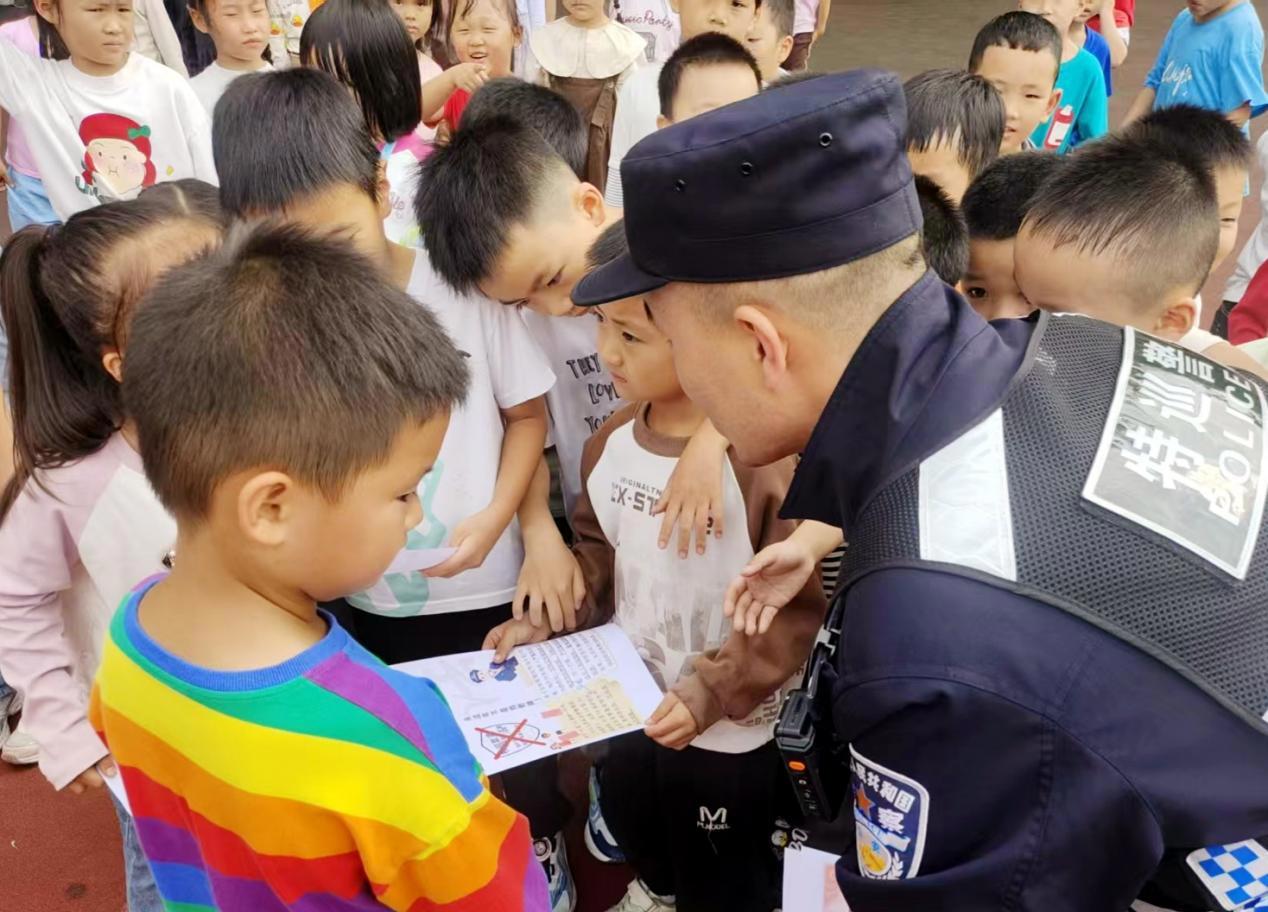 特巡警进校园开讲法治课