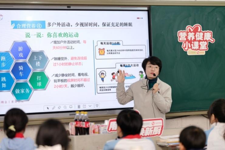 一群人在台上演讲AI 生成的内容可能不正确。