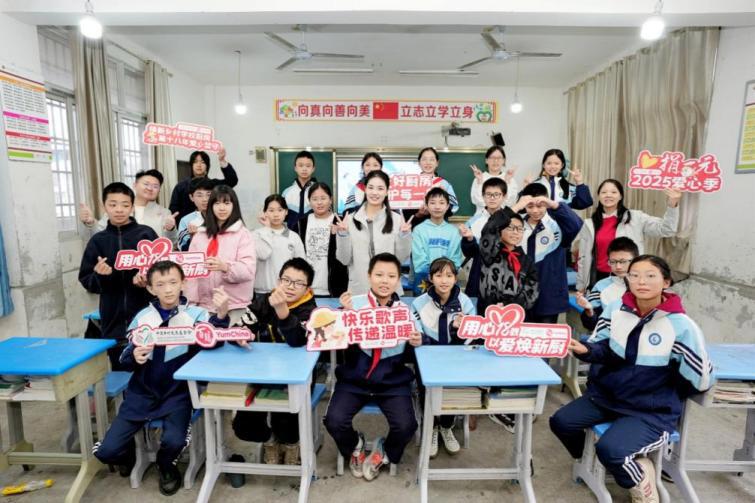 一群人坐在桌子前AI 生成的内容可能不正确。