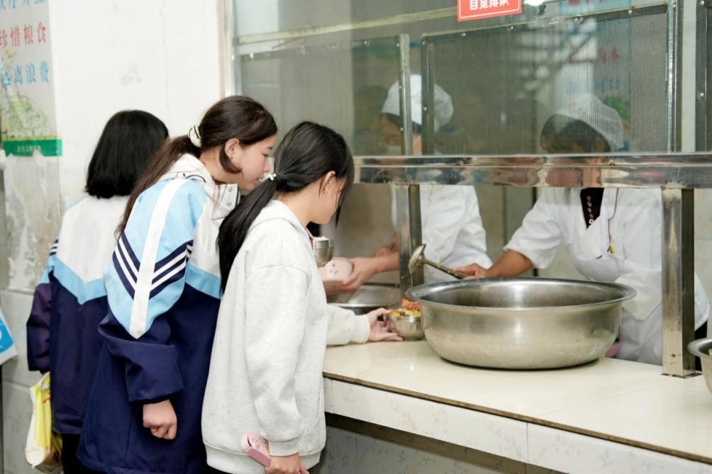 一群人在厨房里准备食物AI 生成的内容可能不正确。