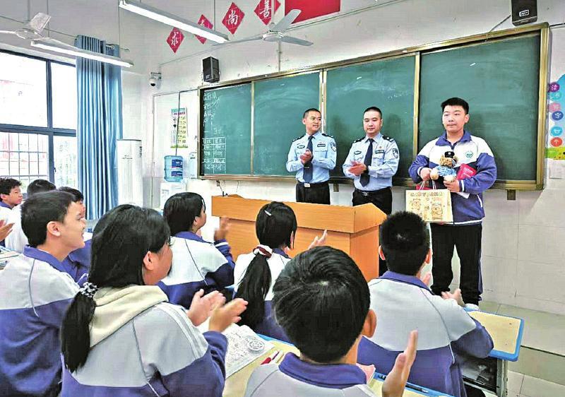 初中生捡1.4万余元现金淡定拍视频后报警，表扬信、警察公仔、零食……民警送“奖”到校园