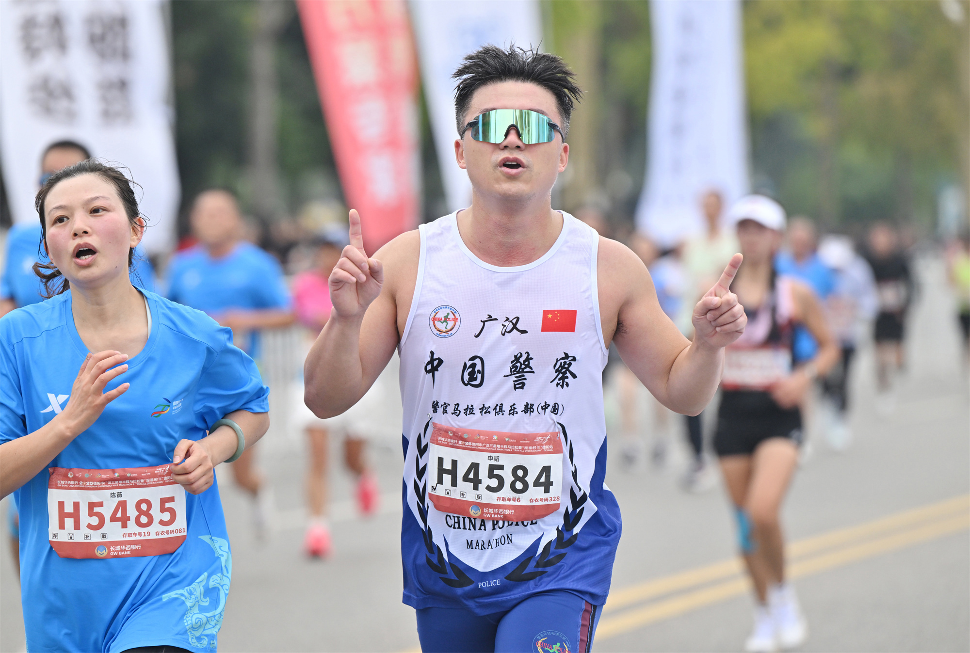 西昌、广汉马拉松——警察“先跑一步”