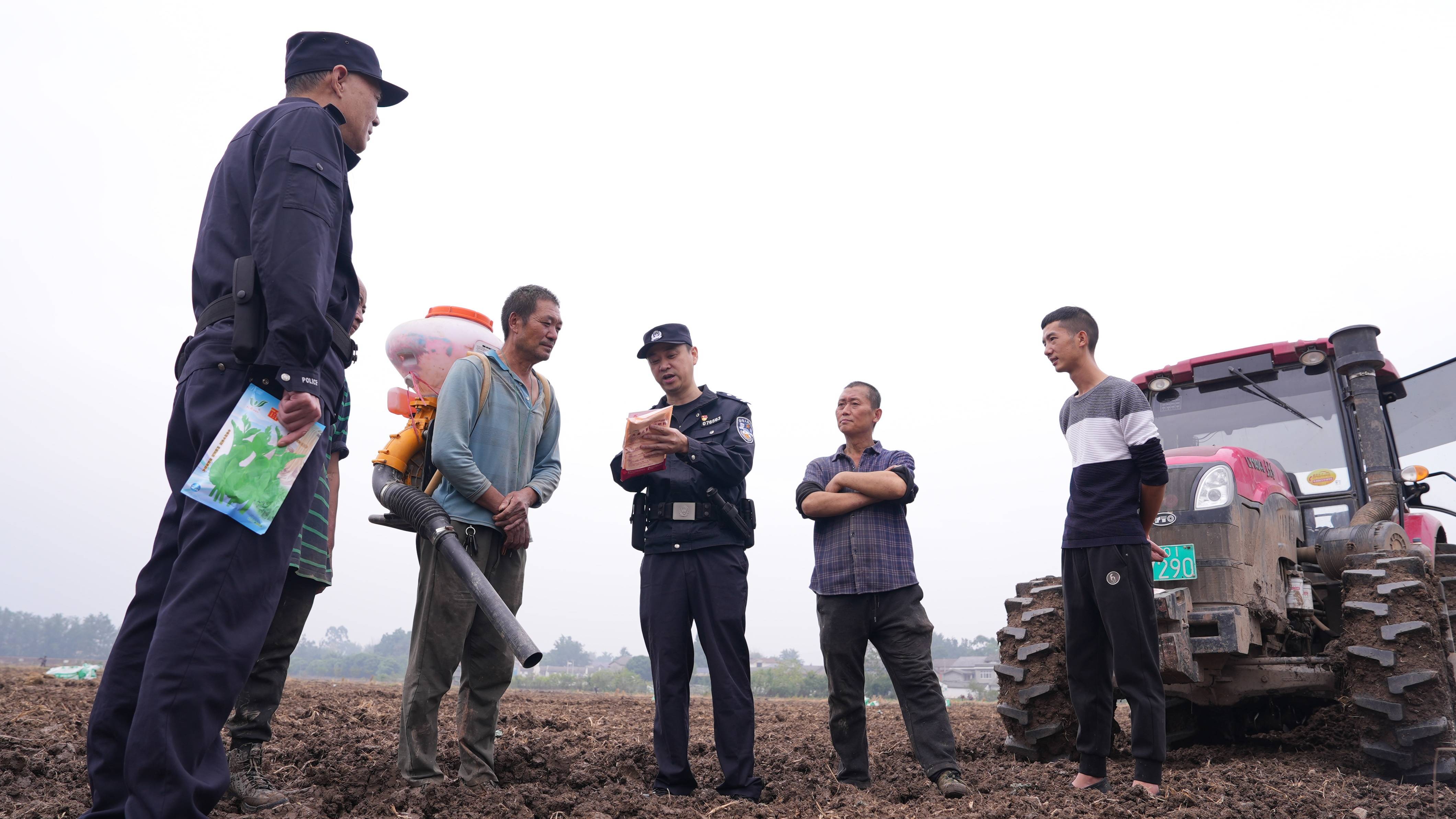 进村入户送“安全宝典”