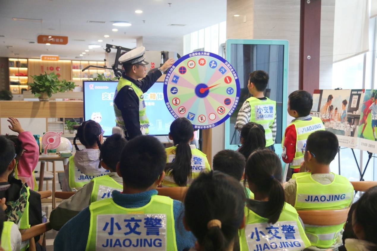 街头来了“小交警”