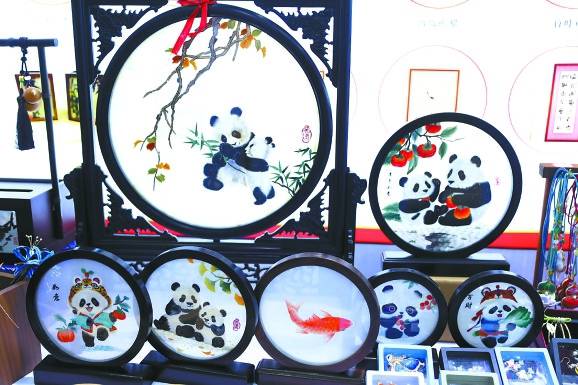 四川馆摆设的展品唐艺娟摄