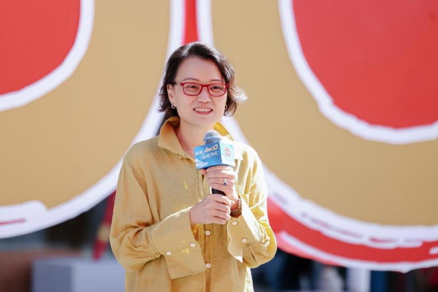 男人和女人站在标志旁边AI 生成的内容可能不正确。