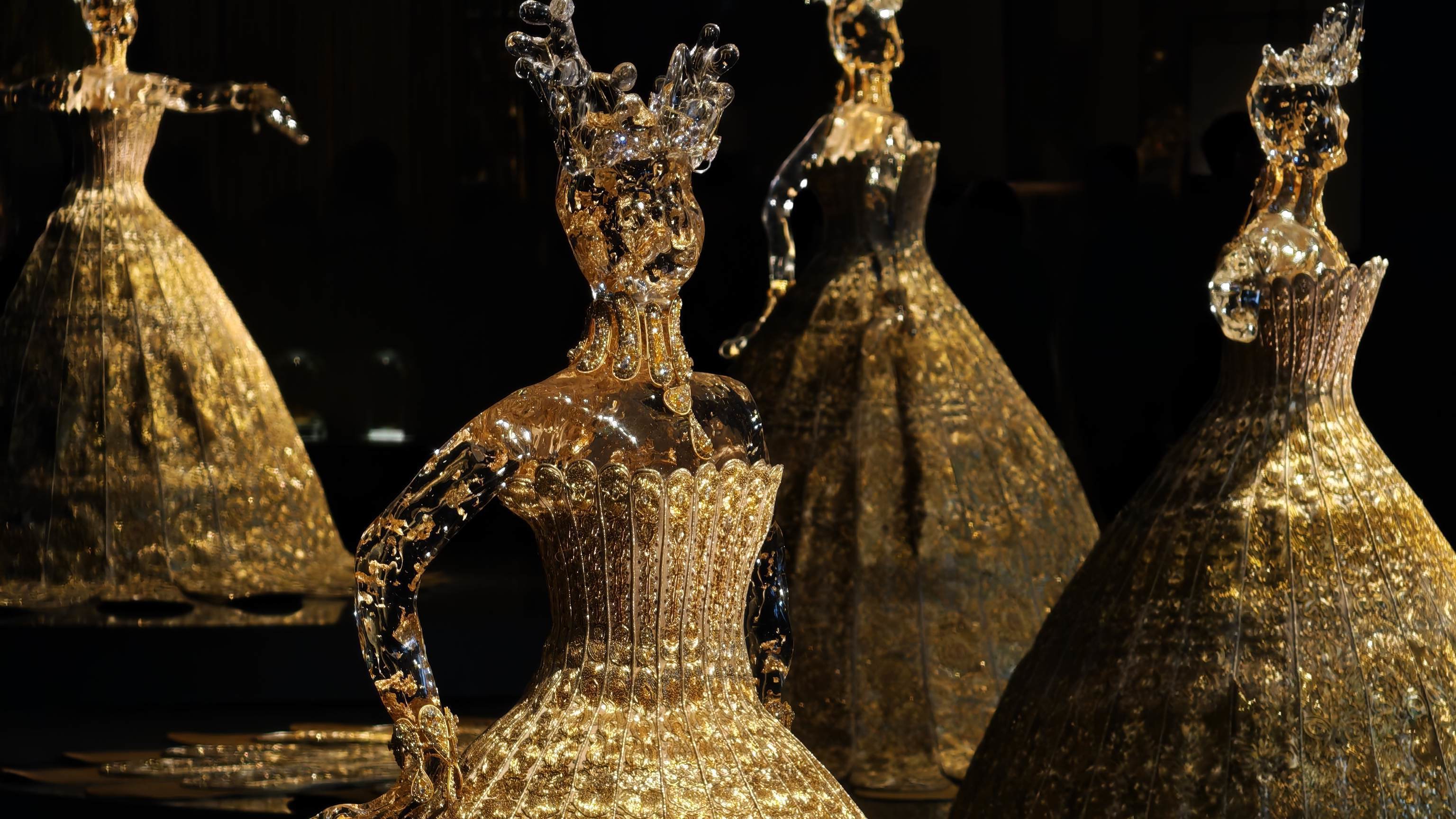 C视频丨法国文化部长“同款”引爆观展热 成都博物馆“金线”特展周末排起长龙