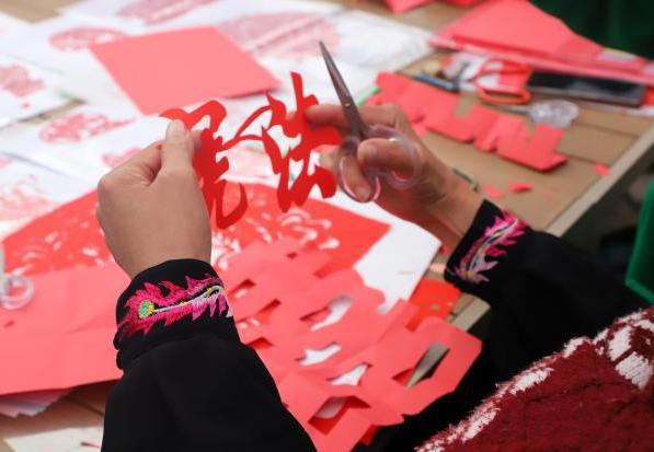 当非遗剪纸遇上法治……