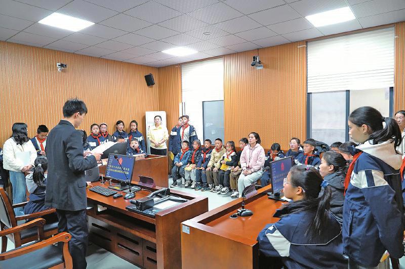 让法治精神融入青春志向